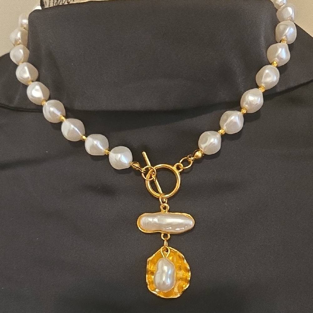 Elegant Gold and White Pearl Necklace